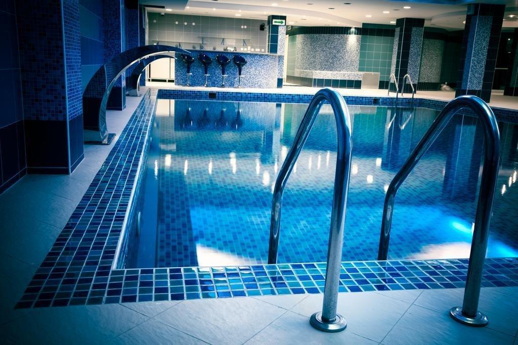 Caspian Riviera Grand Palace Hotel Aqtau Esterno foto The swimming pool at the hotel