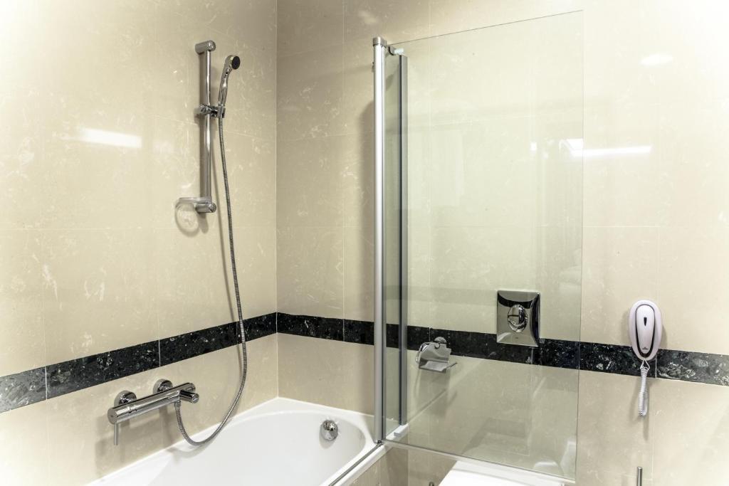 Caspian Riviera Grand Palace Hotel Aqtau Esterno foto A shower bath