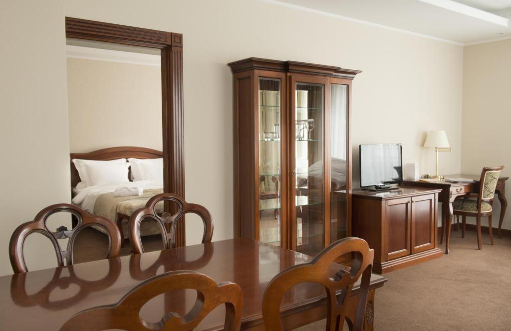 Caspian Riviera Grand Palace Hotel Aqtau Esterno foto A typical room at the hotel