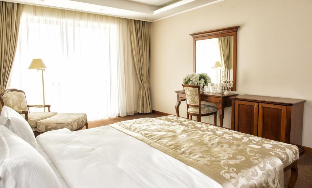 Caspian Riviera Grand Palace Hotel Aqtau Esterno foto A bedroom at the hotel