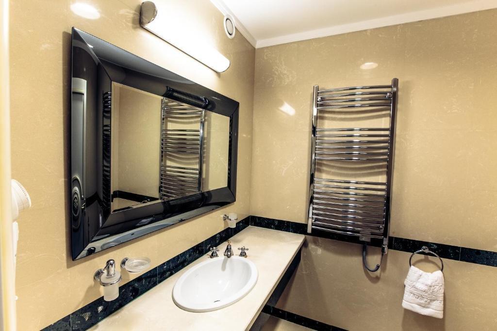 Caspian Riviera Grand Palace Hotel Aqtau Esterno foto A heated towel rail