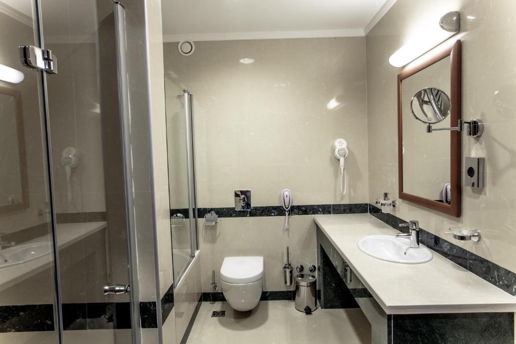 Caspian Riviera Grand Palace Hotel Aqtau Esterno foto Bathroom in a hotel