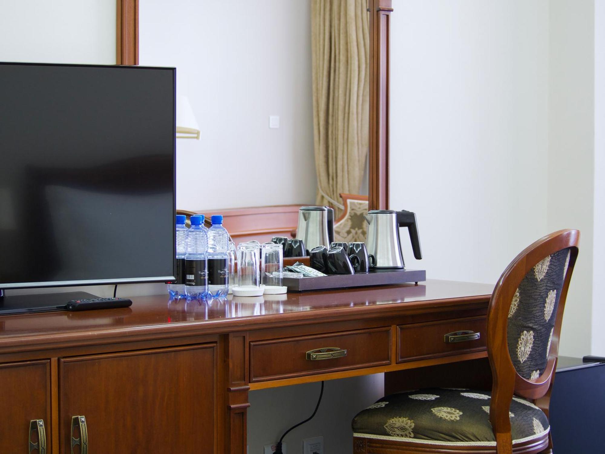 Caspian Riviera Grand Palace Hotel Aqtau Esterno foto A hotel room in the hotel