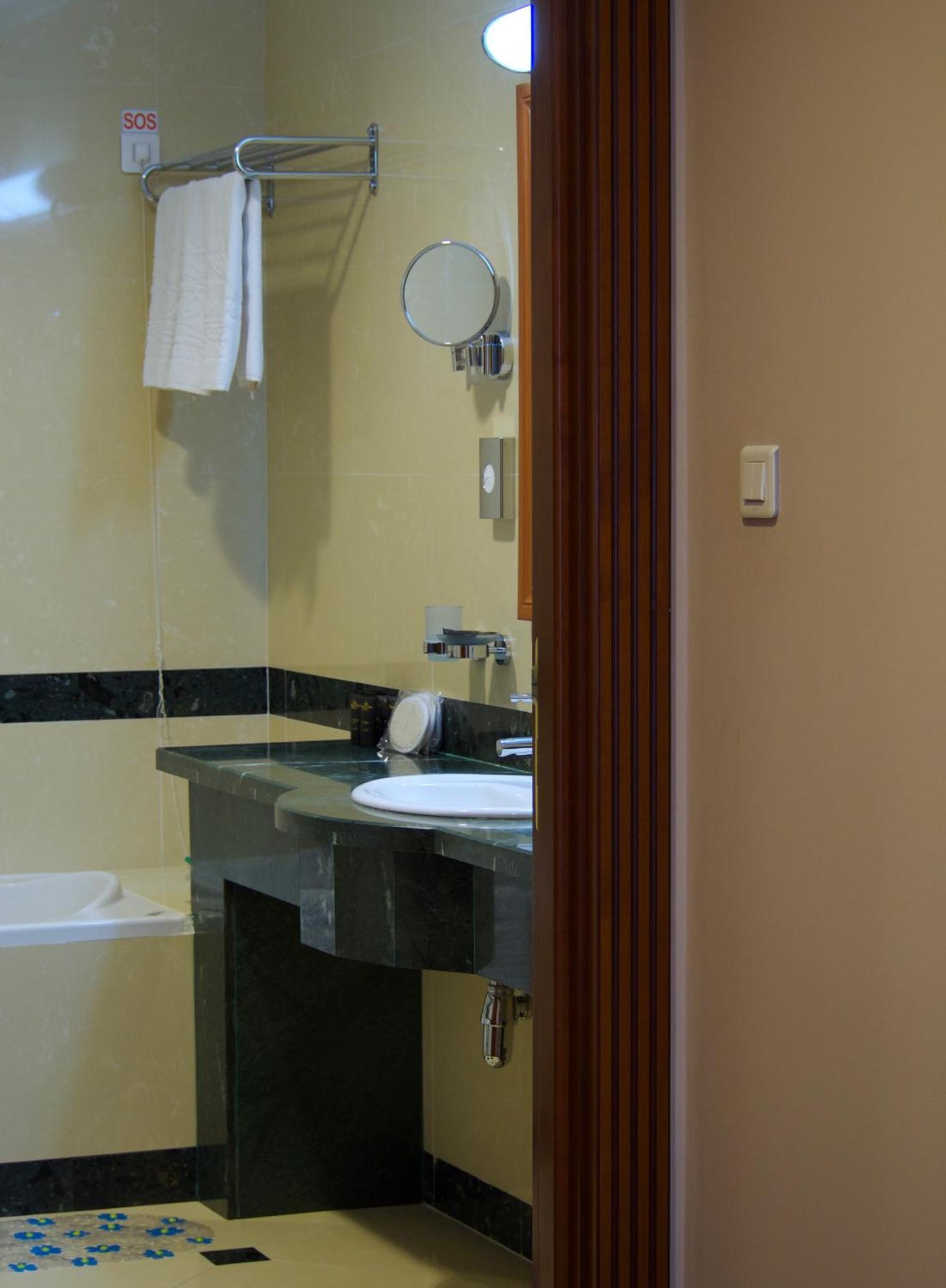 Caspian Riviera Grand Palace Hotel Aqtau Esterno foto A bathroom in a hotel
