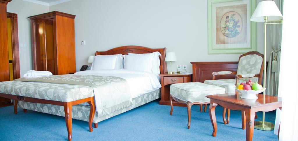 Caspian Riviera Grand Palace Hotel Aqtau Esterno foto A bedroom at the hotel