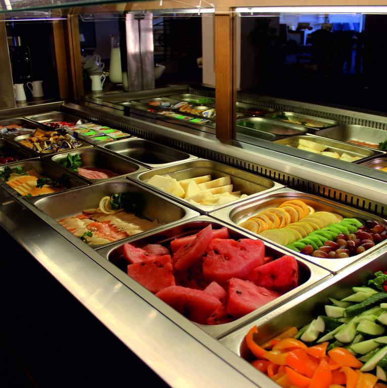 Caspian Riviera Grand Palace Hotel Aqtau Esterno foto A salad bar