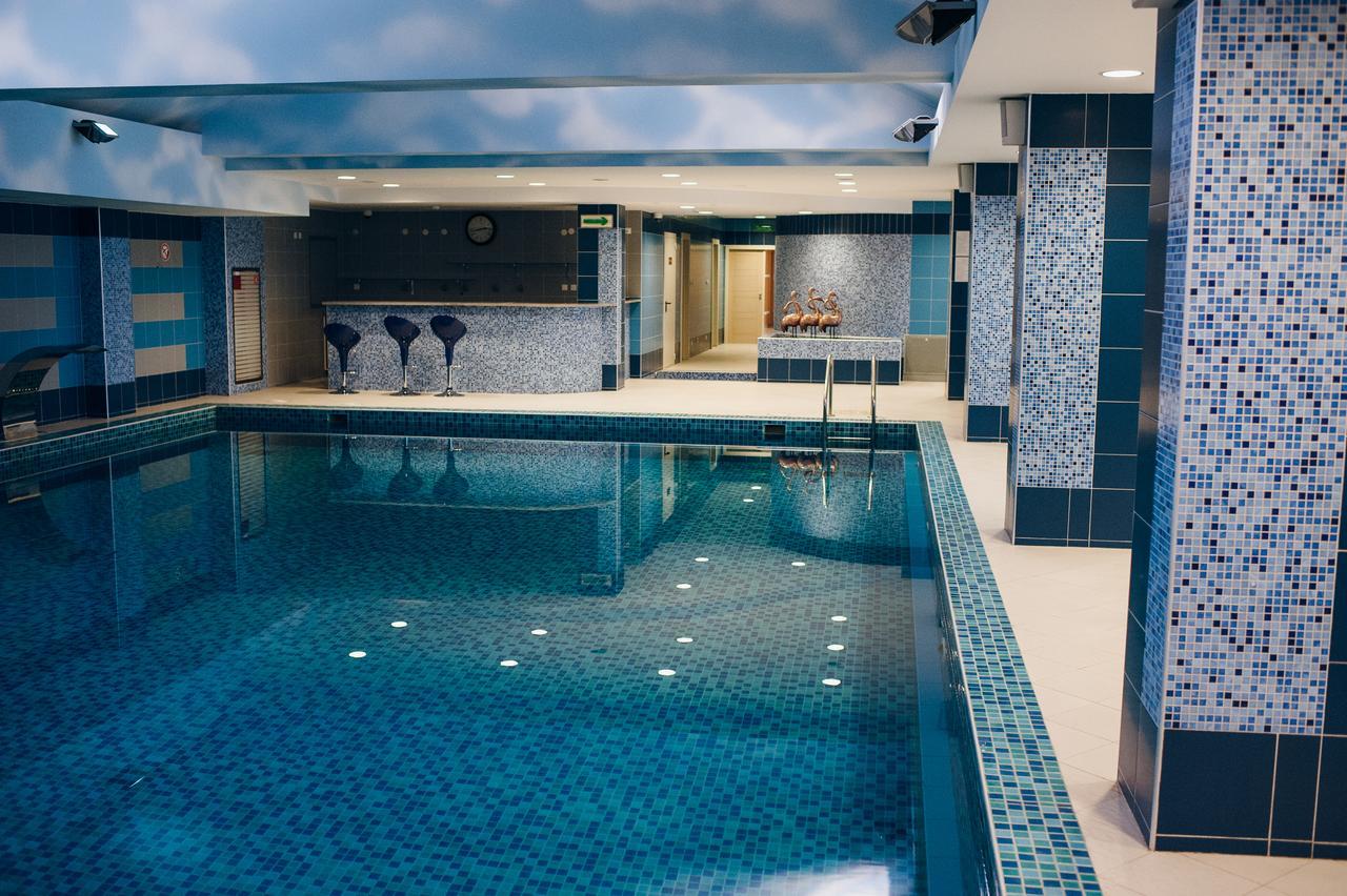 Caspian Riviera Grand Palace Hotel Aqtau Esterno foto The swimming pool at the hotel