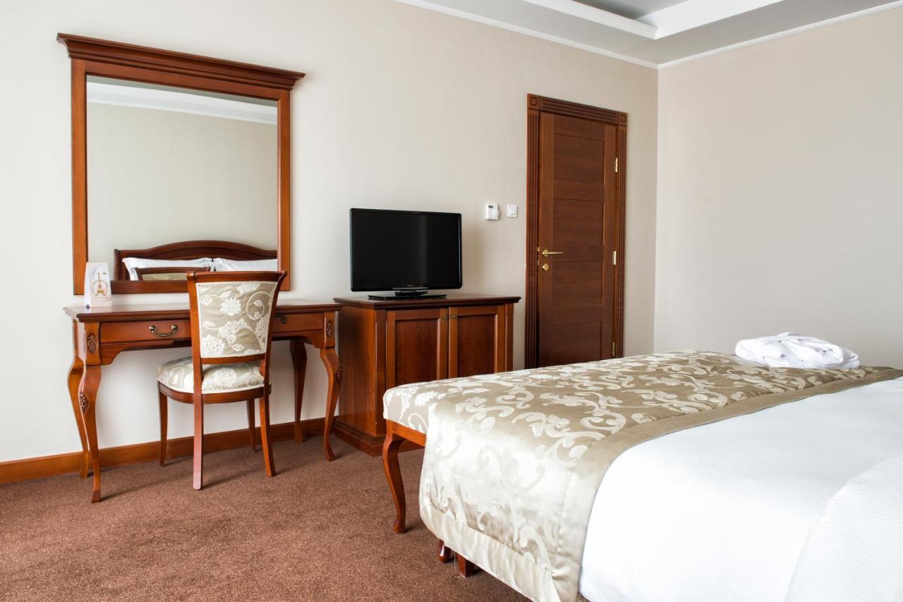Caspian Riviera Grand Palace Hotel Aqtau Esterno foto A room at the hotel
