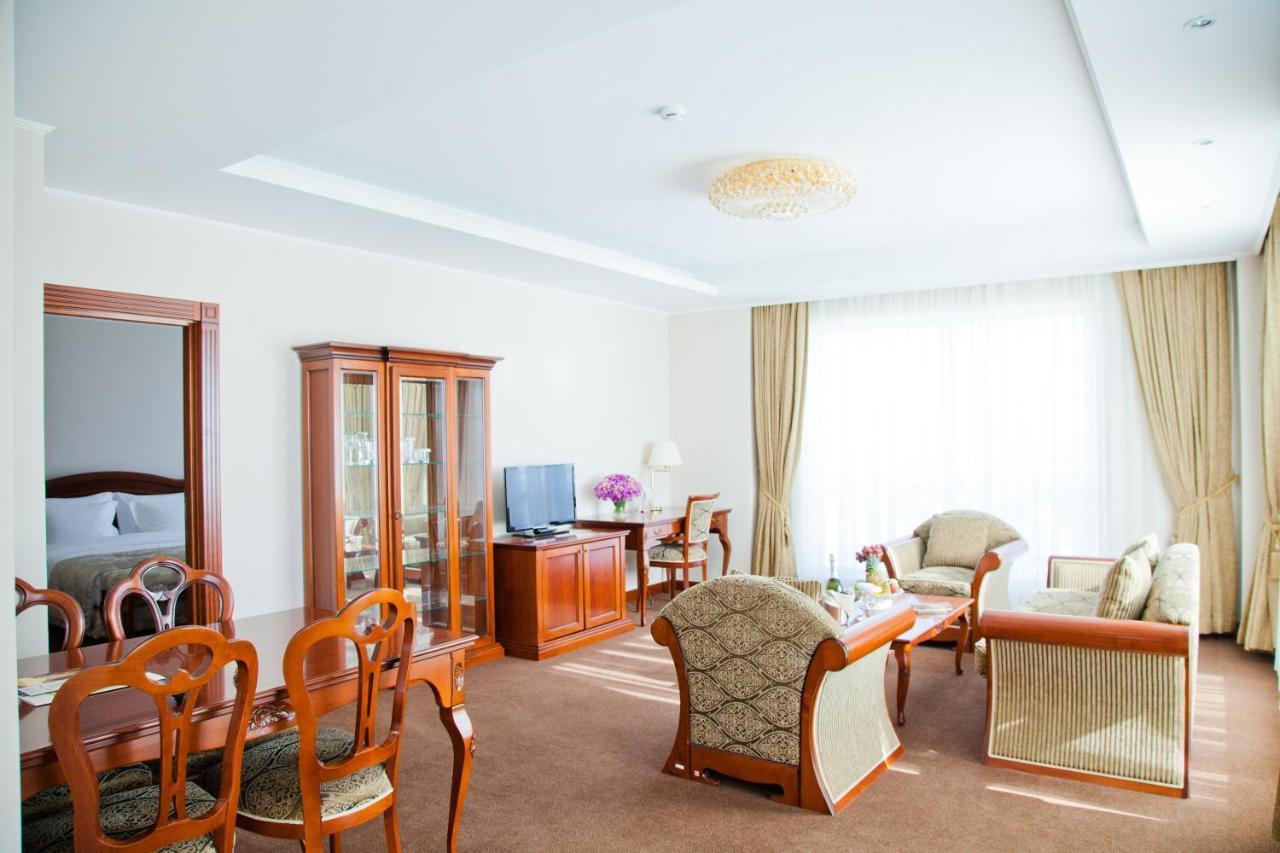 Caspian Riviera Grand Palace Hotel Aqtau Esterno foto Suite